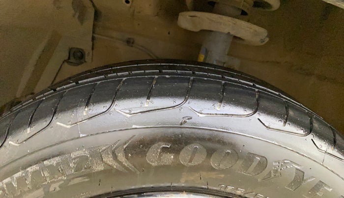 2014 Maruti Ertiga VXI, Petrol, Manual, 40,670 km, Left Front Tyre Tread