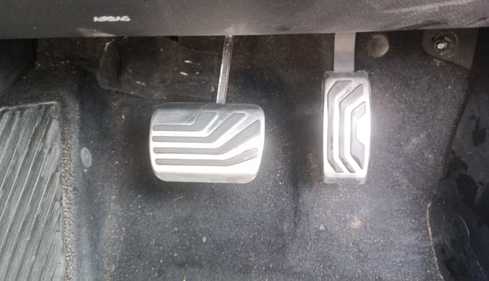 2023 Mahindra XUV700 AX 7 LUXURY D AT 7 STR, Diesel, Automatic, 71,729 km, Pedals