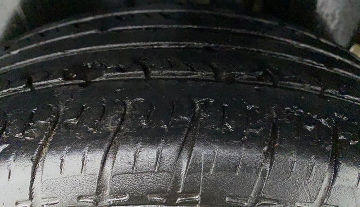 2015 Maruti Ciaz ZDI, Diesel, Manual, 56,026 km, Left Rear Tyre Tread