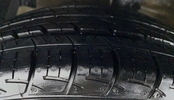 2015 Maruti Ciaz ZDI, Diesel, Manual, 56,026 km, Left Front Tyre Tread
