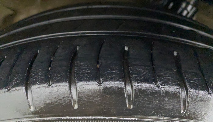 2015 Maruti Ciaz ZDI, Diesel, Manual, 56,026 km, Right Front Tyre Tread