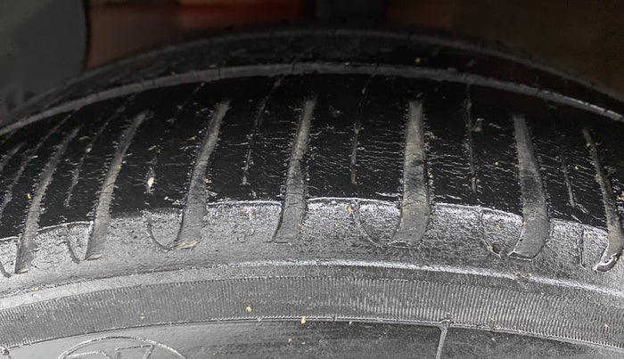2017 Hyundai Grand i10 SPORTZ (O) 1.2 AT VTVT, Petrol, Automatic, 22,218 km, Left Front Tyre Tread