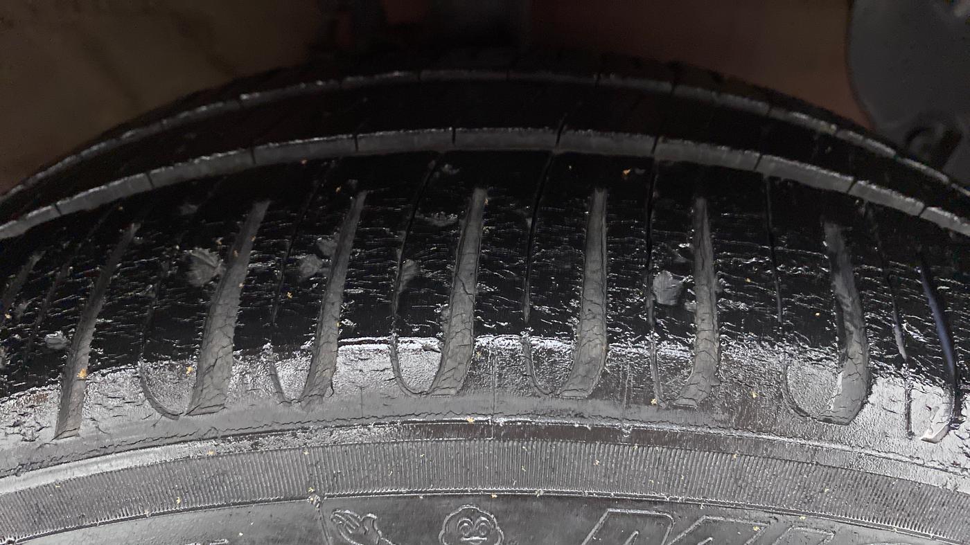 2017 Hyundai Grand i10 SPORTZ (O) 1.2 AT VTVT, Petrol, Automatic, 22,218 km, Right Front Tyre Tread