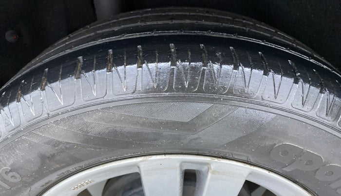 2016 Maruti Vitara Brezza ZDI PLUS DUAL TONE, Diesel, Manual, 55,228 km, Right Rear Tyre Tread