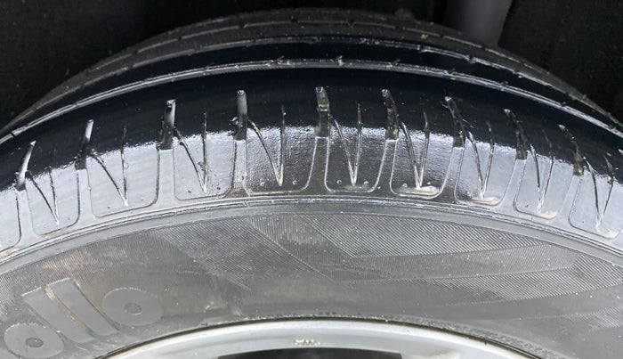 2016 Maruti Vitara Brezza ZDI PLUS DUAL TONE, Diesel, Manual, 55,228 km, Left Rear Tyre Tread