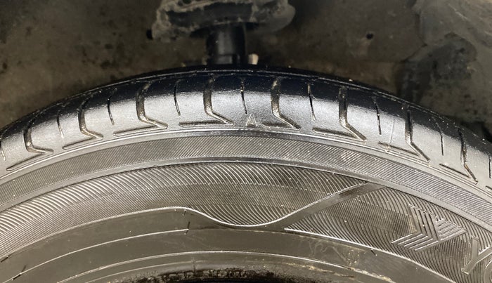 2017 Maruti Swift VXI O, Petrol, Manual, 84,716 km, Right Front Tyre Tread