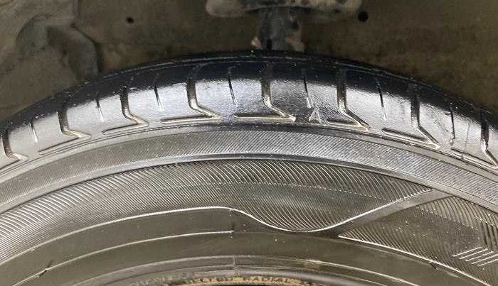 2017 Maruti Swift VXI O, Petrol, Manual, 84,716 km, Left Front Tyre Tread