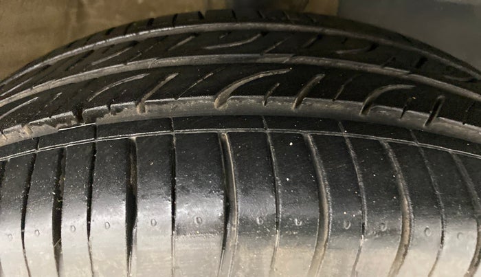 2016 Mahindra Kuv100 K8 D 6 STR, Diesel, Manual, 53,909 km, Right Front Tyre Tread