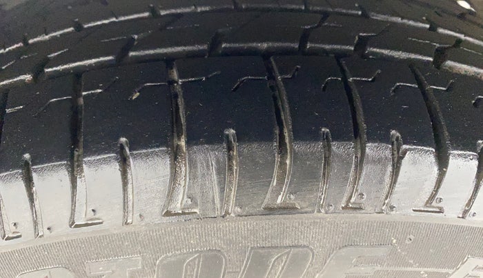 2022 Toyota Innova Crysta 2.7 VX 7 STR, Petrol, Manual, 70,083 km, Left Front Tyre Tread