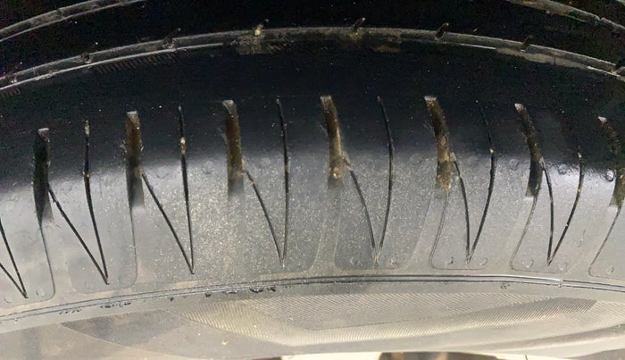 2016 Maruti Vitara Brezza ZDI PLUS, Diesel, Manual, 1,33,214 km, Right Rear Tyre Tread