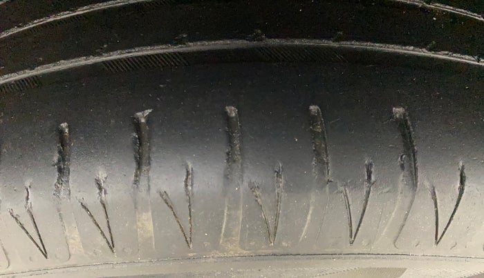 2016 Maruti Vitara Brezza ZDI PLUS, Diesel, Manual, 1,33,214 km, Left Front Tyre Tread