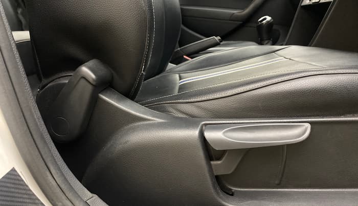 2019 Volkswagen Polo COMFORTLINE 1.0L MPI, Petrol, Manual, 55,087 km, Driver Side Adjustment Panel