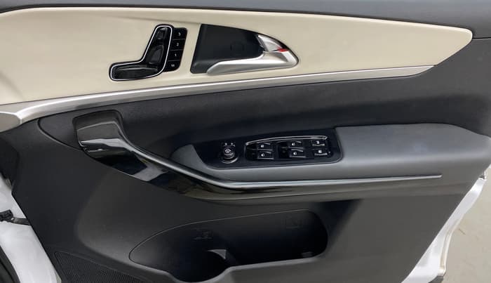 2024 Mahindra XUV700 AX 7 P AT 7 STR, Petrol, Automatic, 12,988 km, Driver Side Door Panels Control