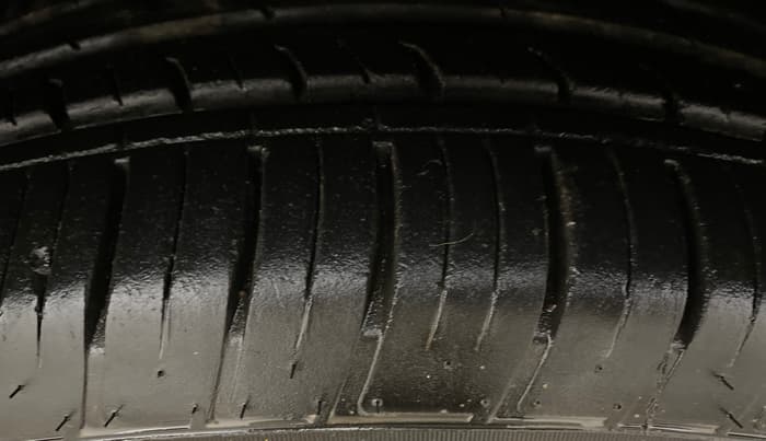 2024 Mahindra XUV700 AX 7 P AT 7 STR, Petrol, Automatic, 12,988 km, Right Front Tyre Tread