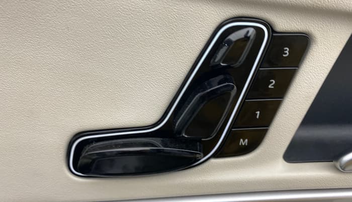 2024 Mahindra XUV700 AX 7 P AT 7 STR, Petrol, Automatic, 12,988 km, Driver Side Adjustment Panel