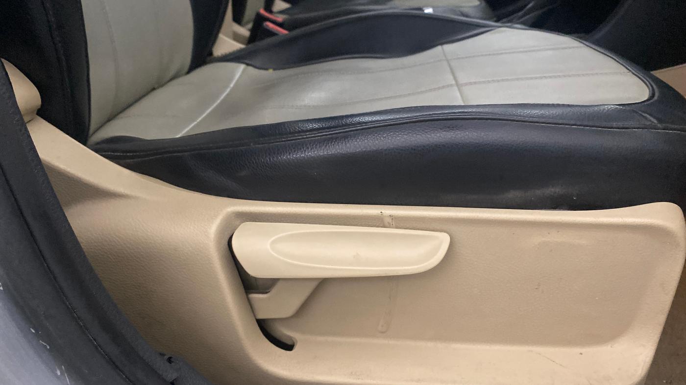 2018 Volkswagen Ameo HIGHLINE PLUS 1.5L AT 16 ALLOY, Diesel, Automatic, 56,129 km, Driver Side Adjustment Panel
