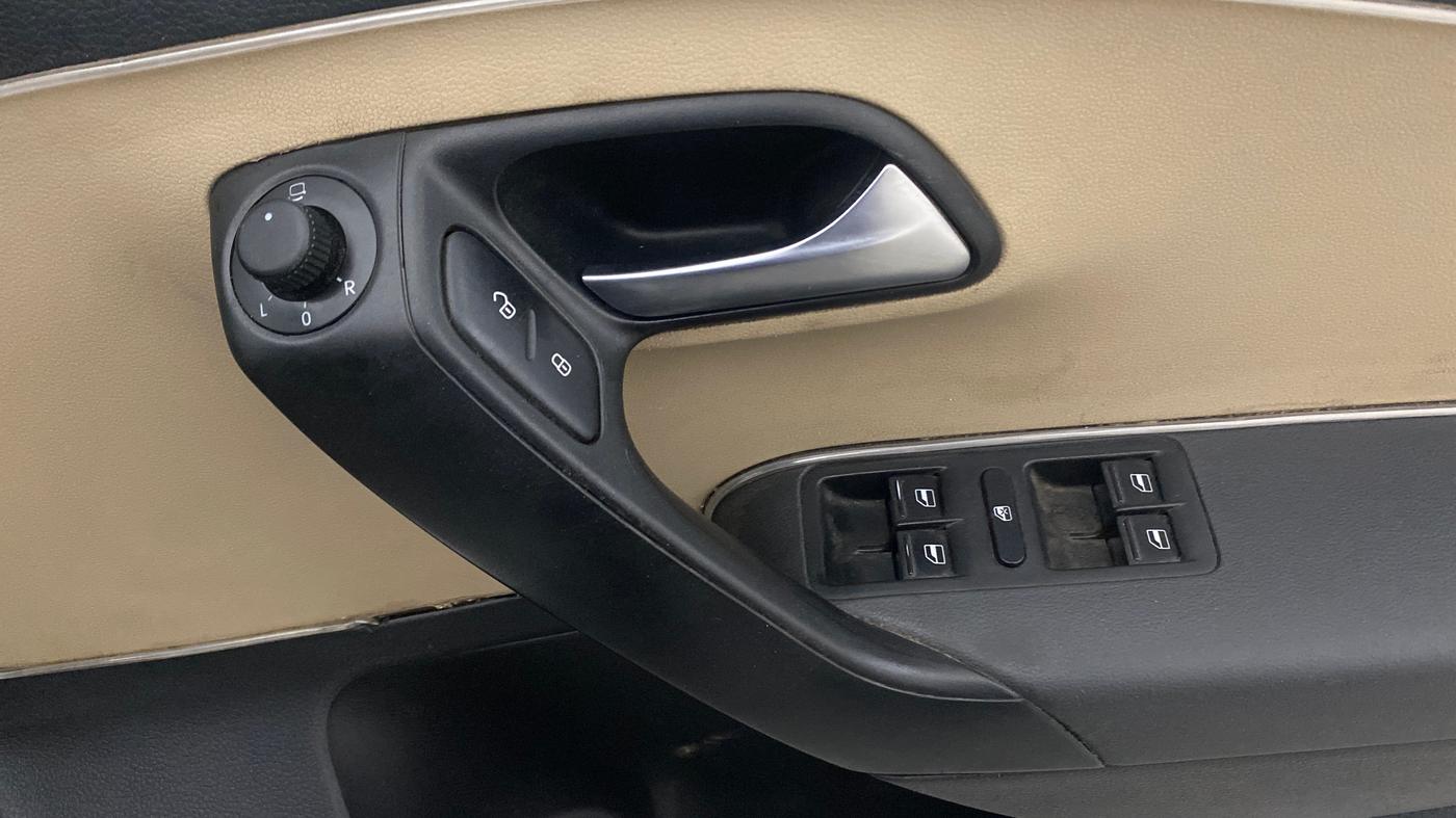 2018 Volkswagen Ameo HIGHLINE PLUS 1.5L AT 16 ALLOY, Diesel, Automatic, 56,129 km, Driver Side Door Panels Control