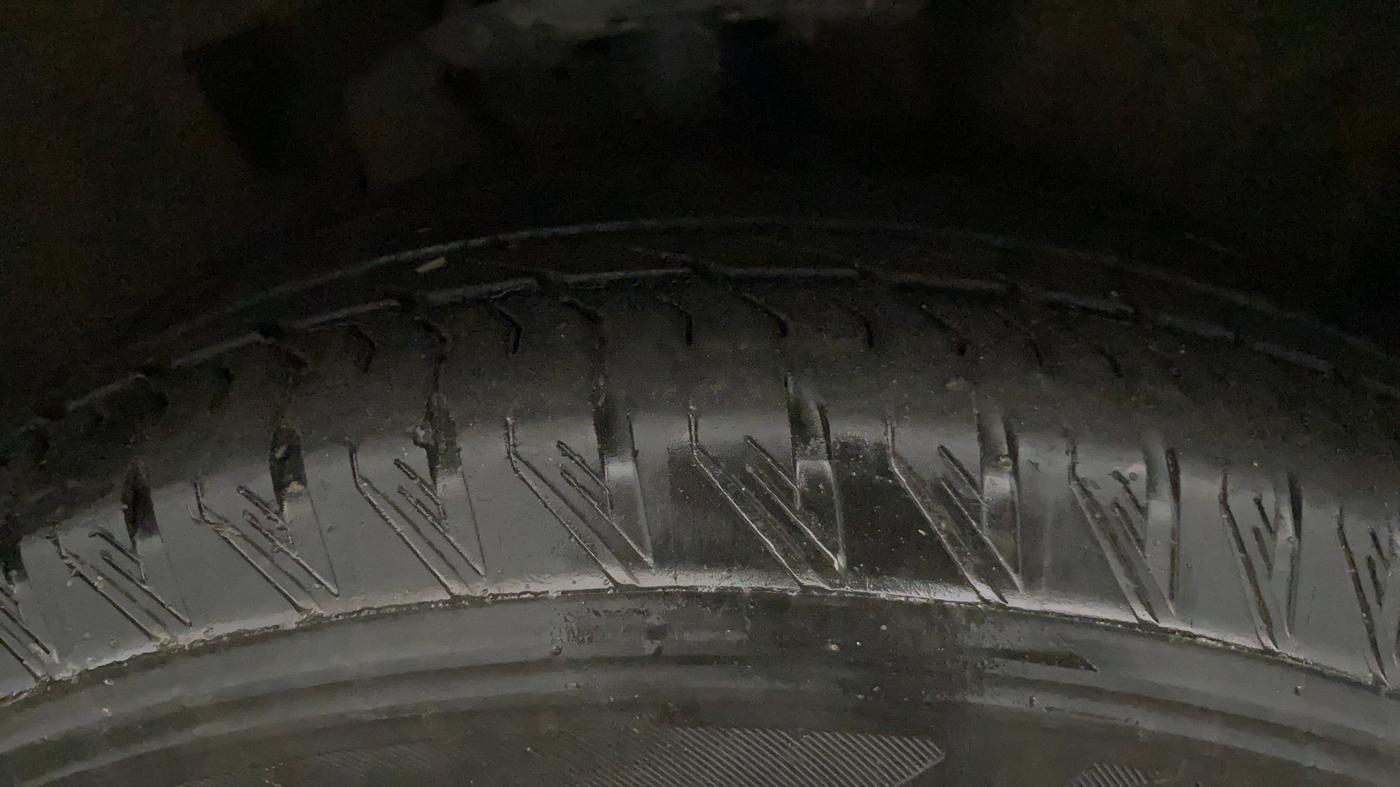 2023 Mahindra XUV700 AX 7 P MT 7 STR, Petrol, Manual, 30,344 km, Right Front Tyre Tread
