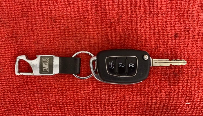 2018 Hyundai Xcent SX 1.2, CNG, Manual, 1,17,041 km, Key Close Up