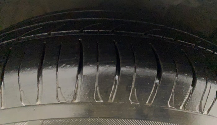 2018 Hyundai Xcent SX 1.2, CNG, Manual, 1,17,041 km, Right Rear Tyre Tread