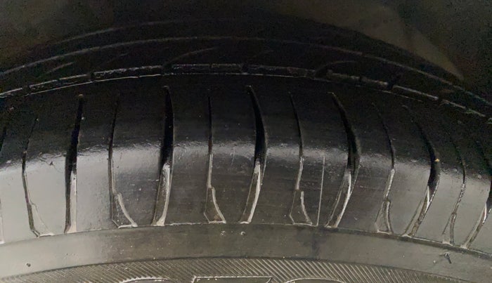 2018 Hyundai Xcent SX 1.2, CNG, Manual, 1,17,041 km, Left Front Tyre Tread