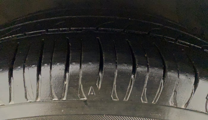 2018 Hyundai Xcent SX 1.2, CNG, Manual, 1,17,041 km, Right Front Tyre Tread