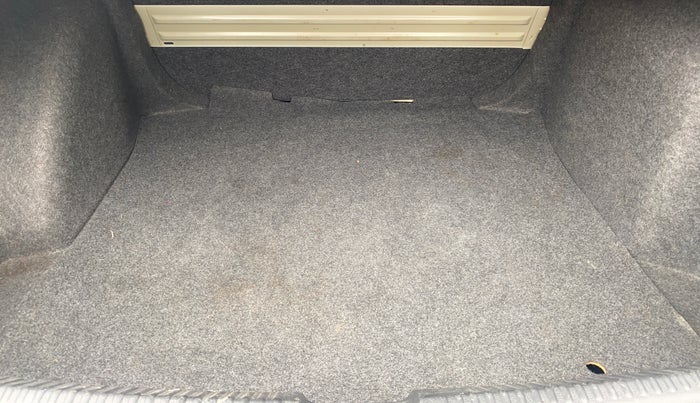 2014 Volkswagen Vento HIGHLINE 1.6 MPI, Petrol, Manual, 75,364 km, Boot Inside