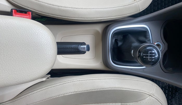 2014 Volkswagen Vento HIGHLINE 1.6 MPI, Petrol, Manual, 75,364 km, Gear Lever