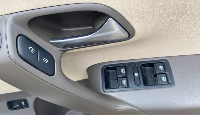 2014 Volkswagen Vento HIGHLINE 1.6 MPI, Petrol, Manual, 75,364 km, Driver Side Door Panels Control