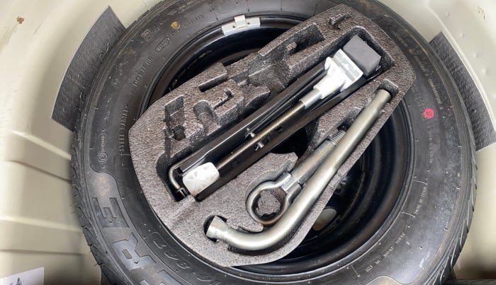 2014 Volkswagen Vento HIGHLINE 1.6 MPI, Petrol, Manual, 75,364 km, Spare Tyre