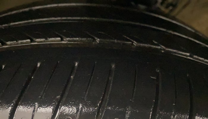 2014 Volkswagen Vento HIGHLINE 1.6 MPI, Petrol, Manual, 75,364 km, Left Front Tyre Tread