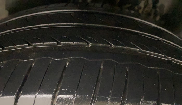 2014 Volkswagen Vento HIGHLINE 1.6 MPI, Petrol, Manual, 75,364 km, Left Rear Tyre Tread