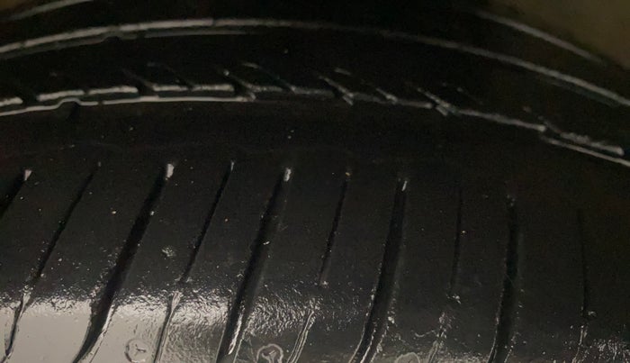 2014 Volkswagen Vento HIGHLINE 1.6 MPI, Petrol, Manual, 75,364 km, Right Front Tyre Tread