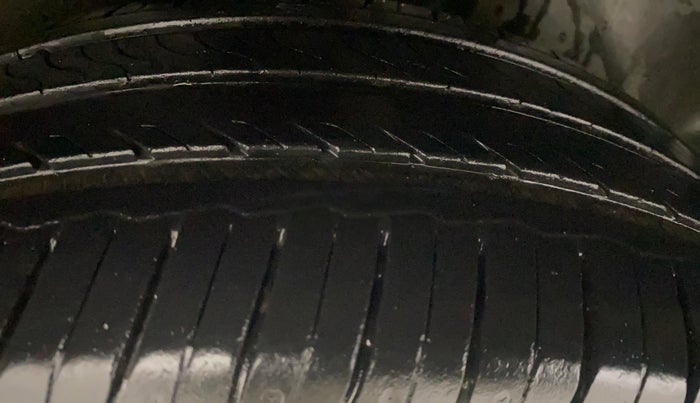 2014 Volkswagen Vento HIGHLINE 1.6 MPI, Petrol, Manual, 75,364 km, Right Rear Tyre Tread