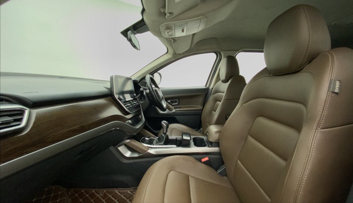 2019 Tata Harrier XZ 2.0L, Diesel, Manual, 91,622 km, Right Side Front Door Cabin