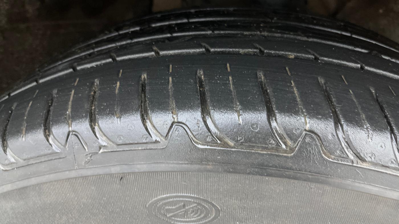 2023 Mahindra XUV700 AX3 D MT 5 STR, Diesel, Manual, 42,502 km, Right Front Tyre Tread