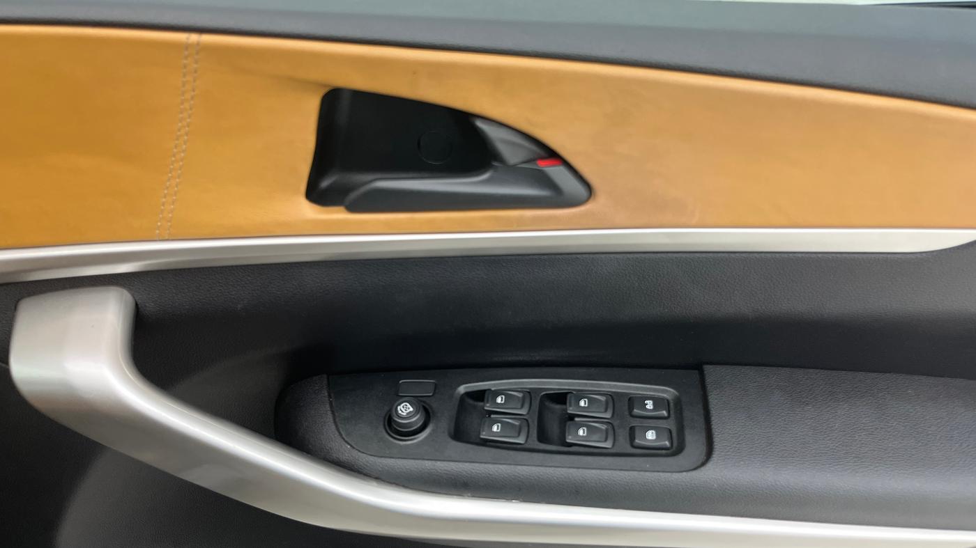 2023 Mahindra XUV700 AX3 D MT 5 STR, Diesel, Manual, 42,502 km, Driver Side Door Panels Control
