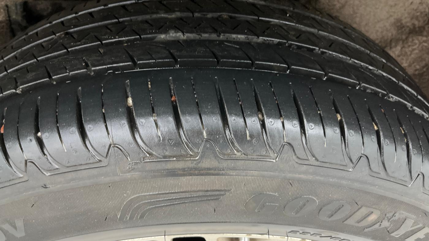 2023 Mahindra XUV700 AX3 D MT 5 STR, Diesel, Manual, 42,502 km, Left Rear Tyre Tread