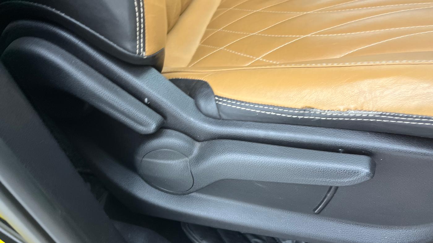 2023 Mahindra XUV700 AX3 D MT 5 STR, Diesel, Manual, 42,502 km, Driver Side Adjustment Panel
