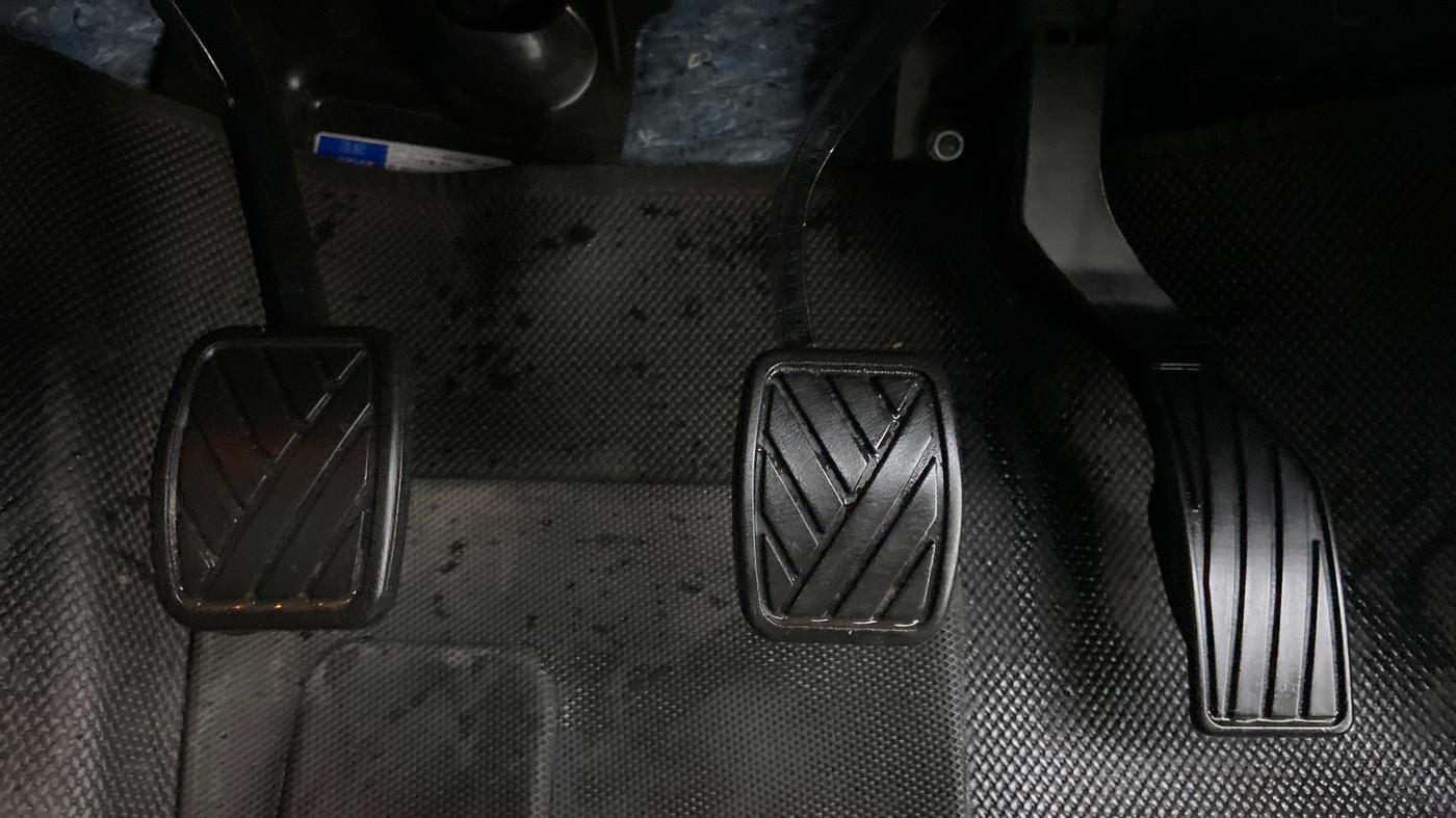 2022 Maruti BREZZA VXI SMART HYBRID, Petrol, Manual, 27,372 km, Pedals