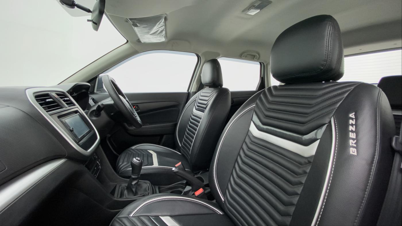 2022 Maruti BREZZA VXI SMART HYBRID, Petrol, Manual, 27,372 km, Right Side Front Door Cabin
