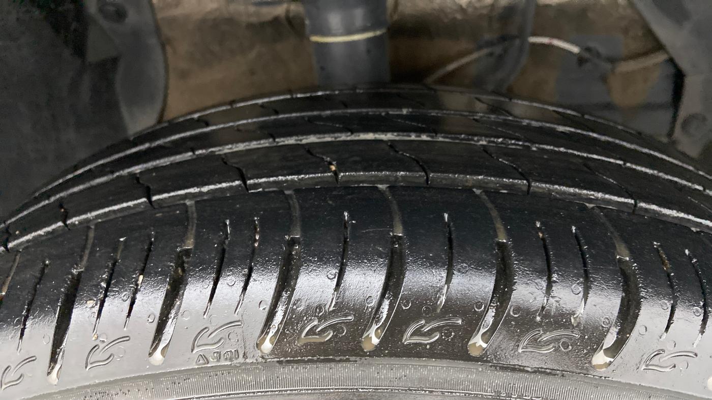 2022 Maruti BREZZA VXI SMART HYBRID, Petrol, Manual, 27,372 km, Right Front Tyre Tread