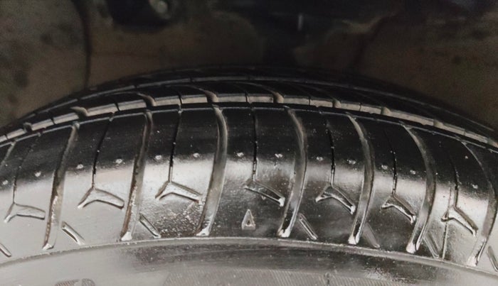 2014 Hyundai Xcent S 1.2, Petrol, Manual, 1,02,555 km, Left Front Tyre Tread
