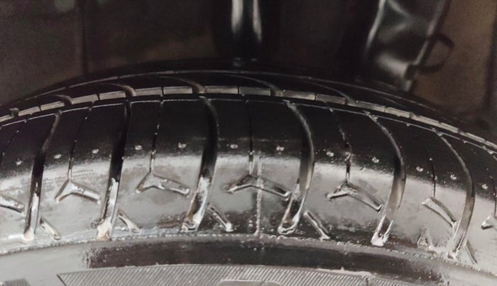 2014 Hyundai Xcent S 1.2, Petrol, Manual, 1,02,555 km, Left Rear Tyre Tread