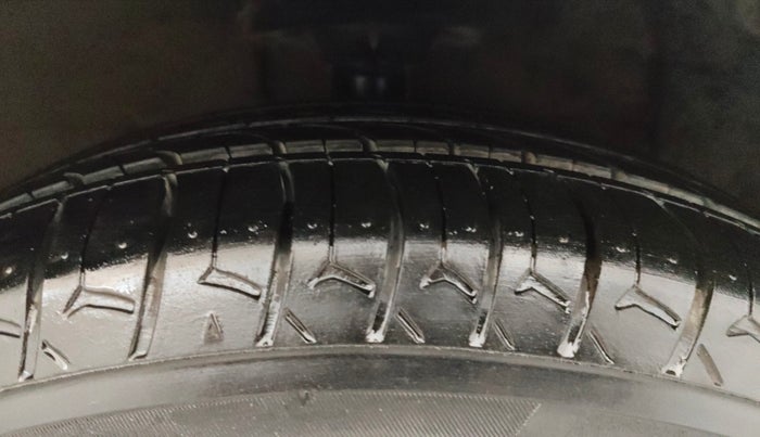 2014 Hyundai Xcent S 1.2, Petrol, Manual, 1,02,555 km, Right Front Tyre Tread