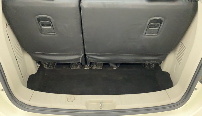 2019 Mahindra MARAZZO M2 8 STR, Diesel, Manual, 81,463 km, Boot Inside