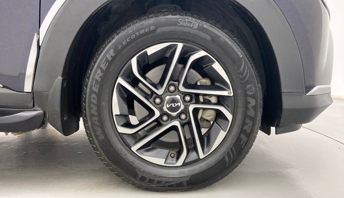 2022 KIA CARENS LUXURY 1.4 PETROL 7 STR, Petrol, Manual, 33,506 km, Right Front Wheel