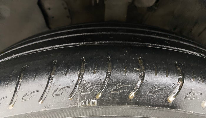 2022 KIA CARENS LUXURY 1.4 PETROL 7 STR, Petrol, Manual, 33,506 km, Left Front Tyre Tread