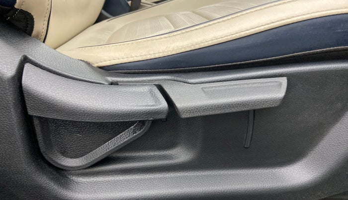 2022 KIA CARENS LUXURY 1.4 PETROL 7 STR, Petrol, Manual, 33,506 km, Driver Side Adjustment Panel