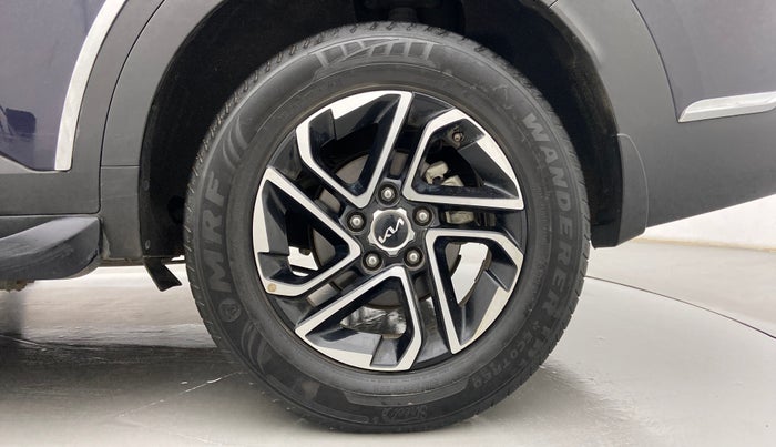 2022 KIA CARENS LUXURY 1.4 PETROL 7 STR, Petrol, Manual, 33,506 km, Left Rear Wheel